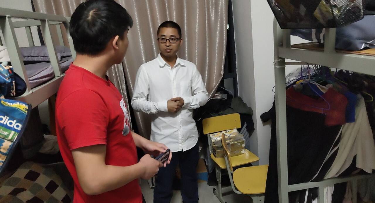 学生科胡科长指导学生整理宿舍内务.jpg
