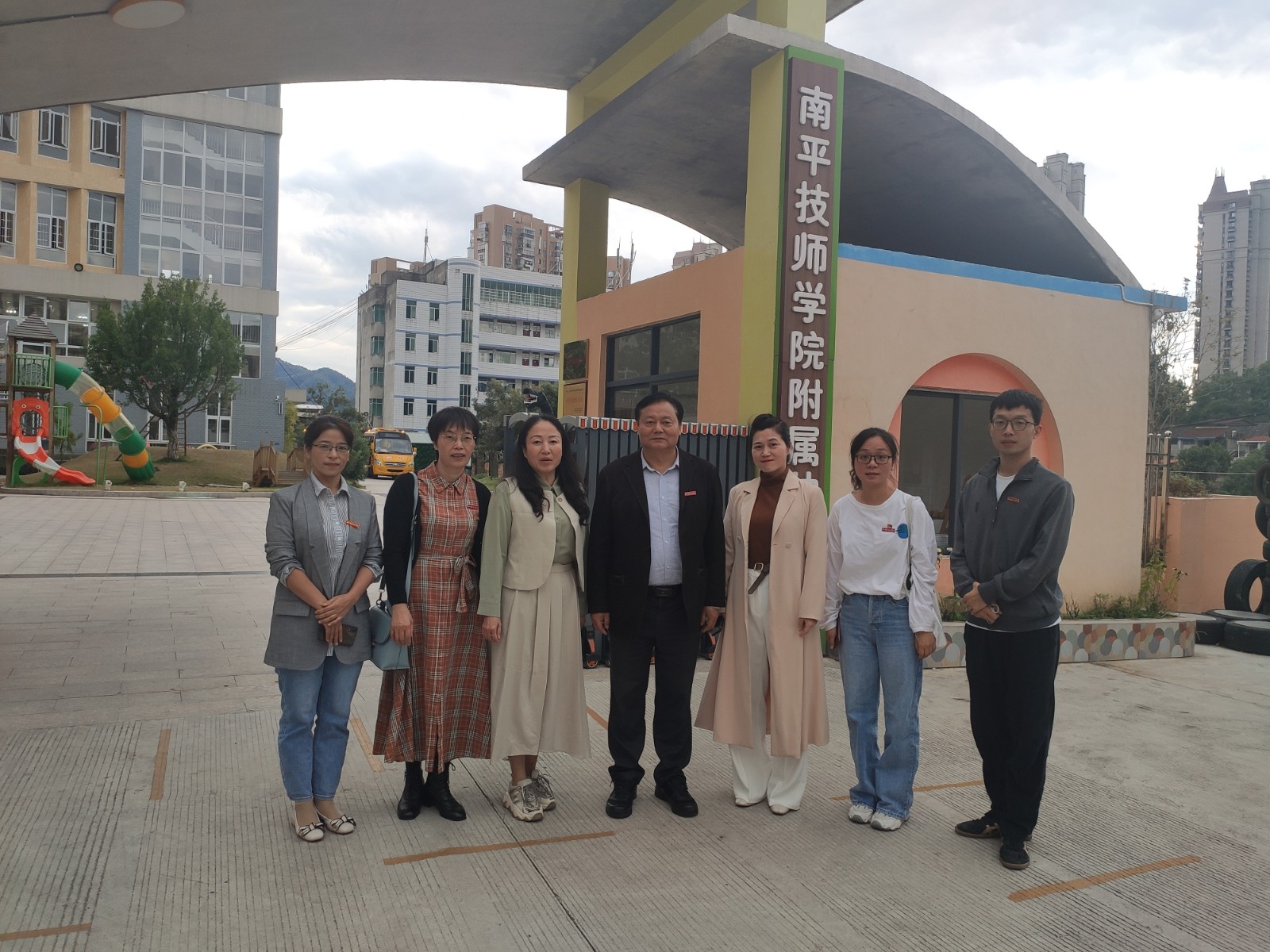 技师学校幼儿园合影.jpg 技师学校幼儿园合影.jpg