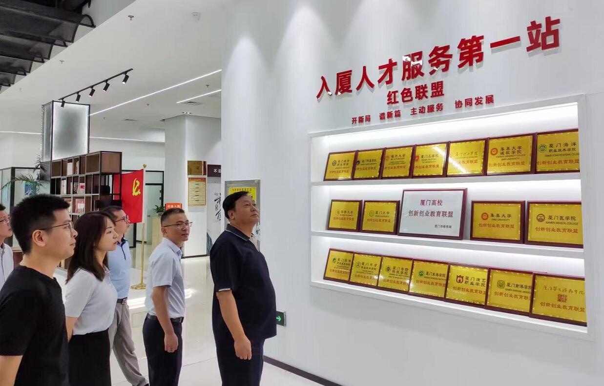 5.2 参观大学生创新创业基地jpg.jpg