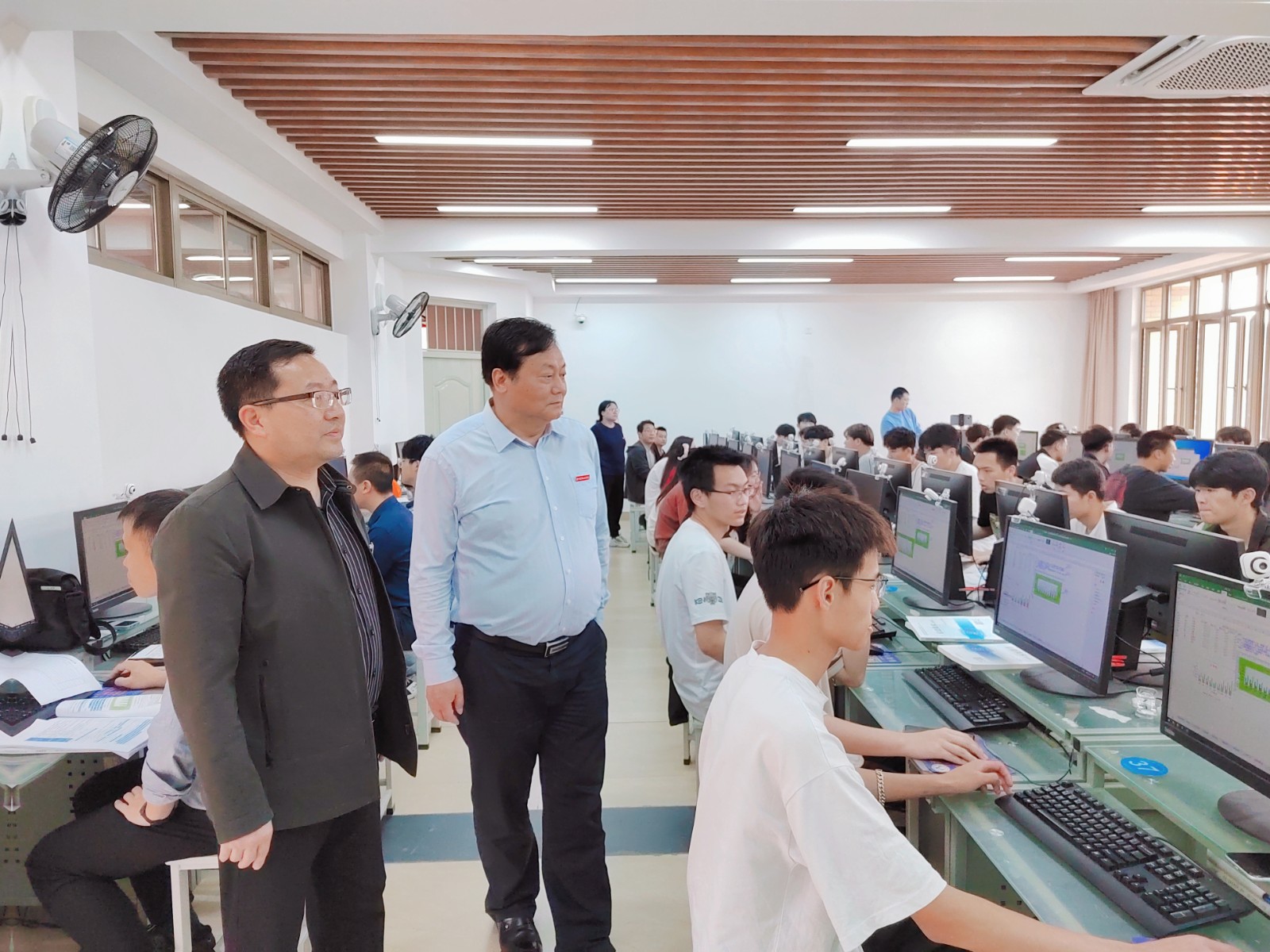 领导听公开课1.jpg 领导听公开课1.jpg