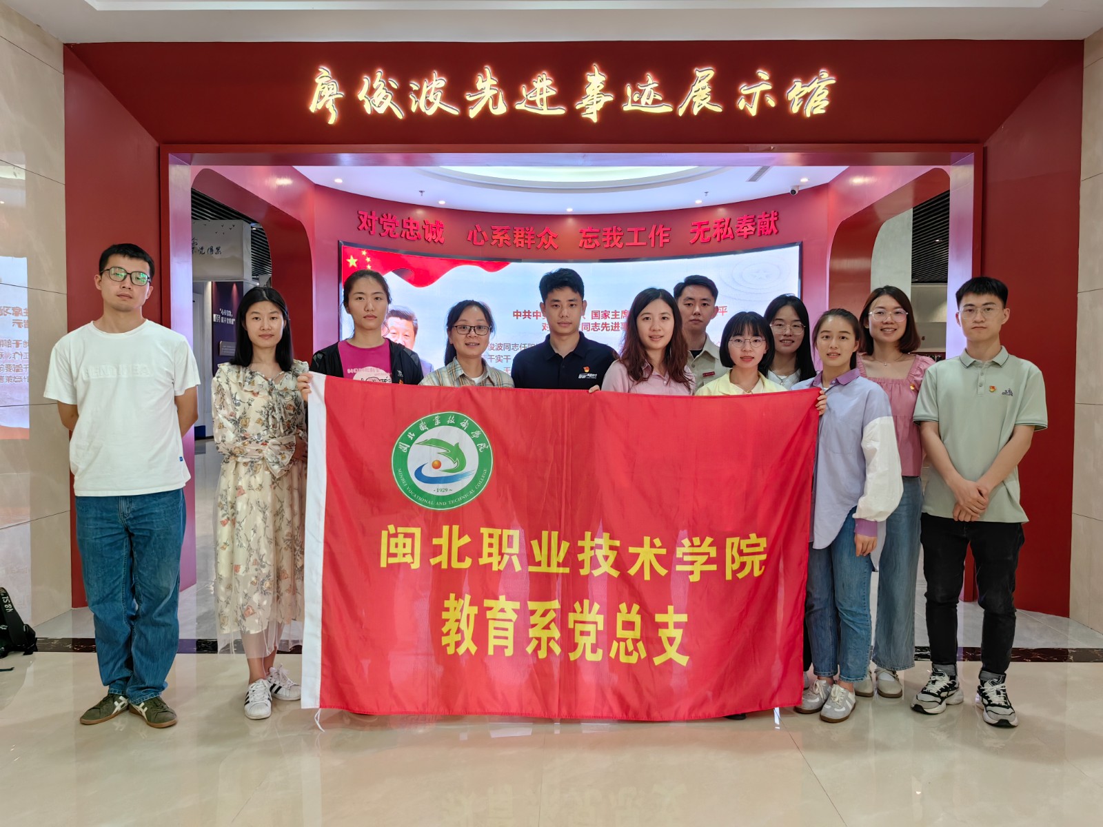 合影.jpg 合影.jpg