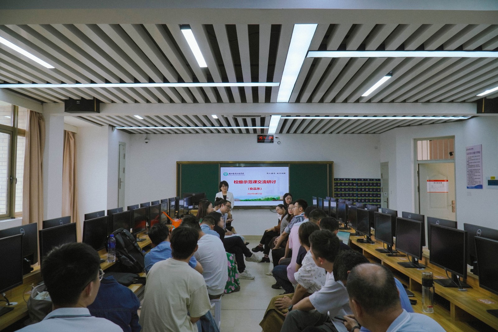 食品系听课2.jpg 食品系听课2.jpg
