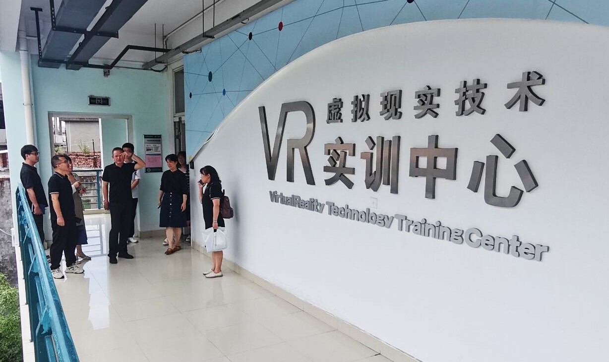 参观闽江师范高等专科学校数字信息工程学院实训基地.jpg 参观闽江师范高等专科学校数字信息工程学院实训基地.jpg