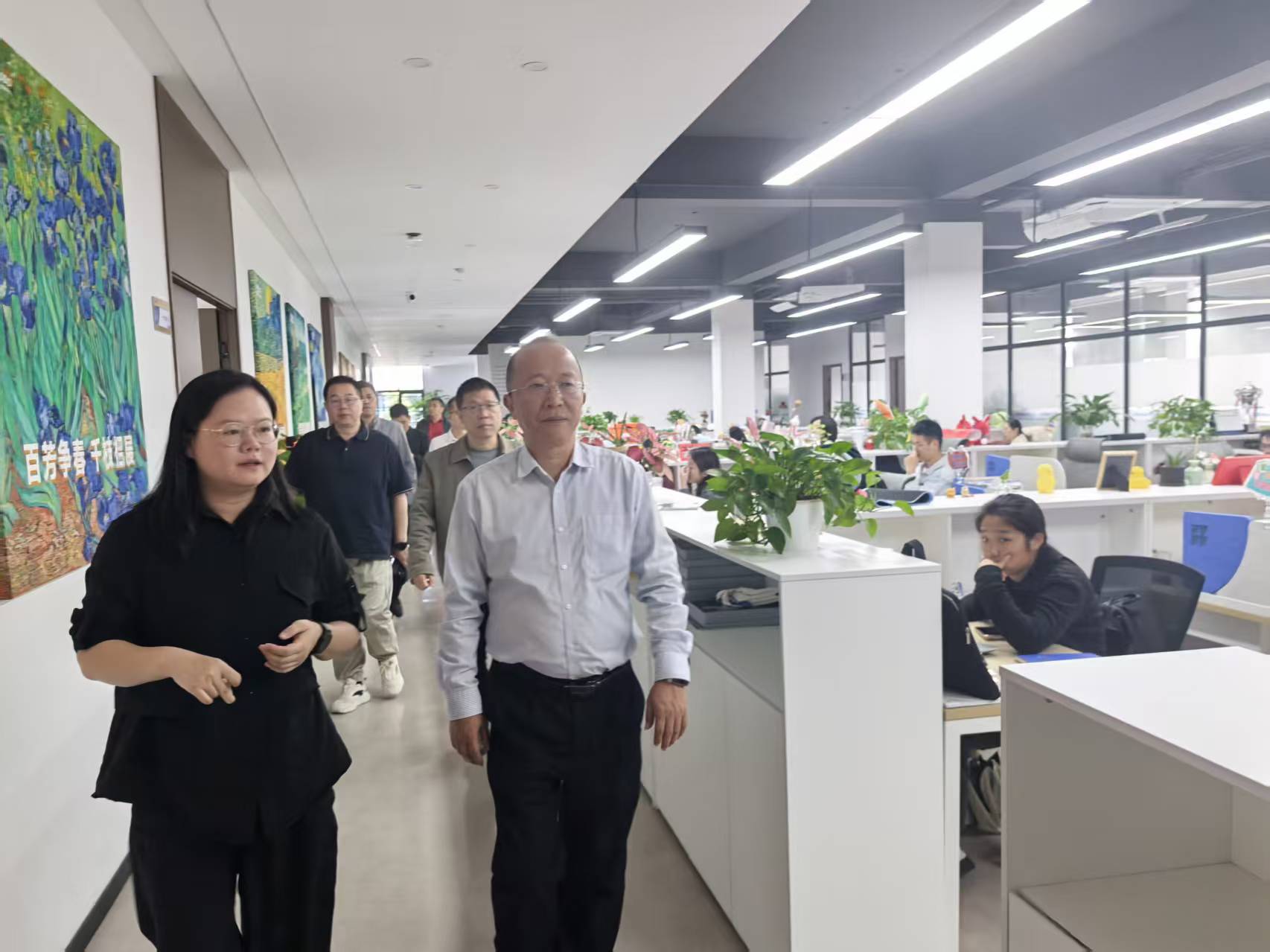 05 米多多-参观02.jpg 05 米多多-参观02.jpg